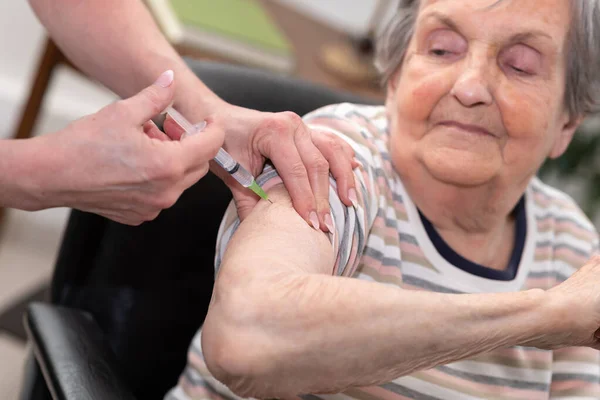 Starší žena dostává injekce — Stock fotografie