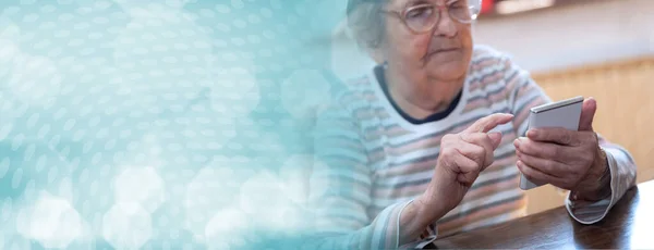 Starsza kobieta i nowe technologie; baner panoramiczny — Zdjęcie stockowe