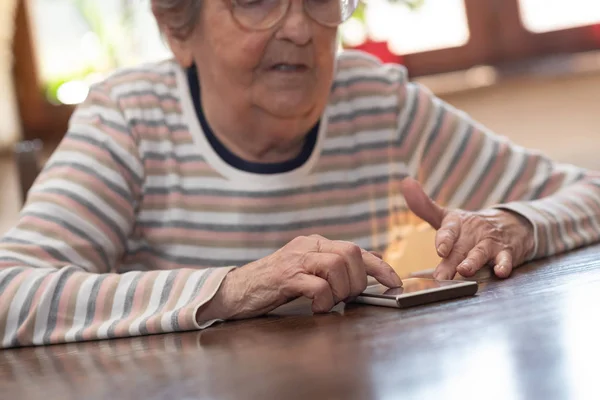 Las mujeres mayores y las nuevas tecnologías —  Fotos de Stock