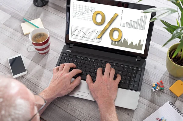 Conceito de taxas de juros em uma tela de laptop — Fotografia de Stock