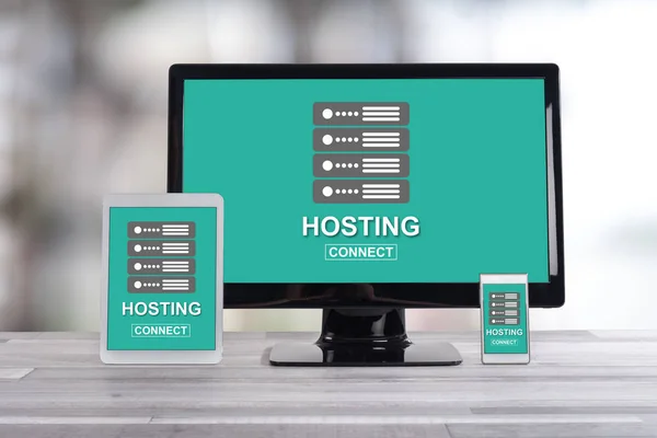 Concept d'hébergement sur différents appareils — Photo