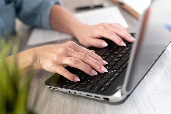 Zakenvrouw Werken op Laptop — Stockfoto