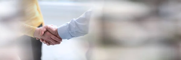 Woman and man shaking hands in office; panoramic banner — ストック写真