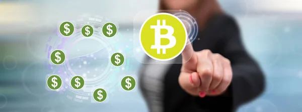 Donna toccare un concetto bitcoin — Foto Stock
