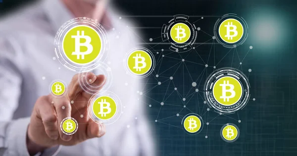 Uomo toccare un concetto bitcoin — Foto Stock