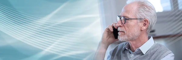Uomo d'affari anziano che parla al cellulare; banner panoramico — Foto Stock