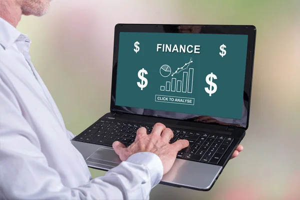 Finance koncept på en bärbar dator — Stockfoto