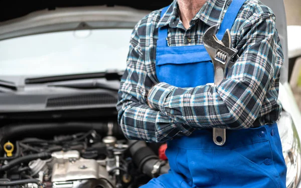 Portret mechanika samochodowego z skrzyżowanym ramieniem — Zdjęcie stockowe