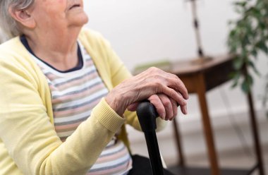 Yaşlı kadın onunla bir baston eller