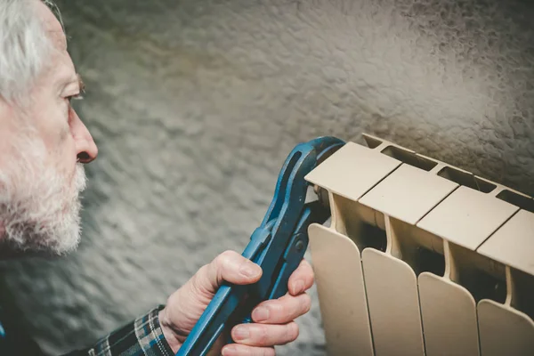 Reparateur werkt aan radiator — Stockfoto