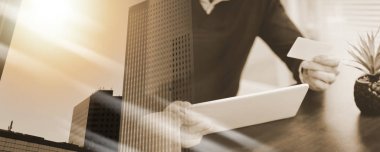 Çevrimiçi alışveriş için dijital tablet ve kredi kartı kullanan adam; mü