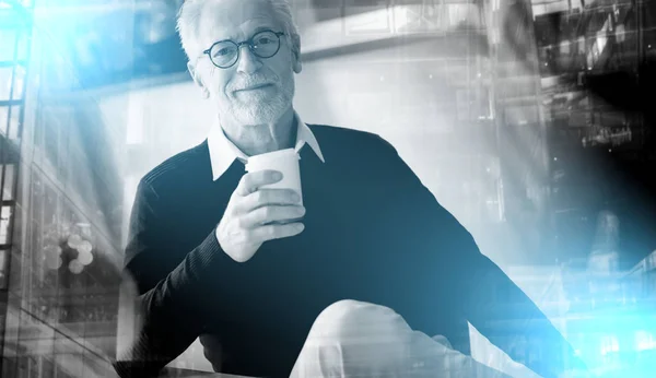 Homme d'affaires senior ayant une pause café ; effet de lumière — Photo