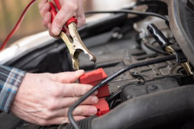 El araba mekanik araba pil jumper kablo kullanarak