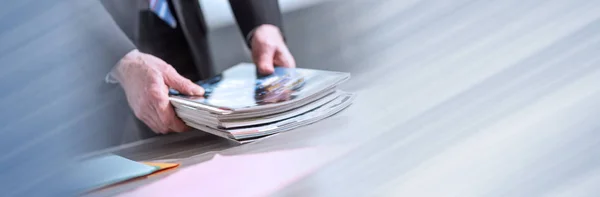 Man met tijdschriften; panoramisch spandoek — Stockfoto