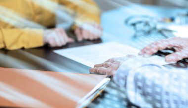 İş kadını ve işadamı arasındaki iş görüşmesi; ligh