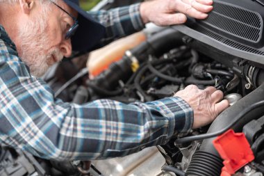 Araba motor çalışan araba tamircisi