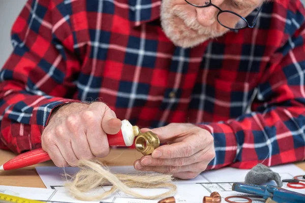 Plumber preparing fitting sealing — Stock Photo, Image