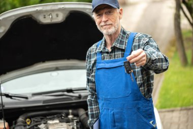 Araba motoru kontrol ettikten sonra arabanın anahtarlarını teslim mekanik
