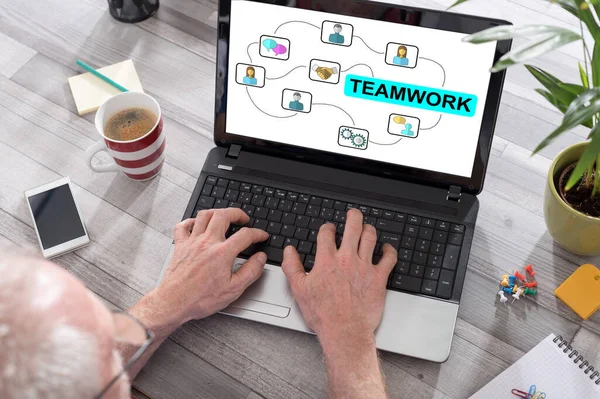 Koncepcja pracy zespołowej na ekranie laptopa — Zdjęcie stockowe