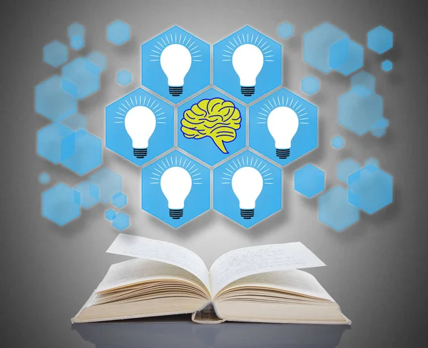 Concept d'idées de cerveau humain au-dessus d'un livre — Photo