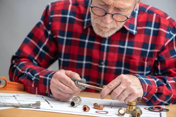 Plumber working on a copper tube — Stock Photo, Image