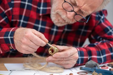 Tesisatçı mührü hazırlıyor.