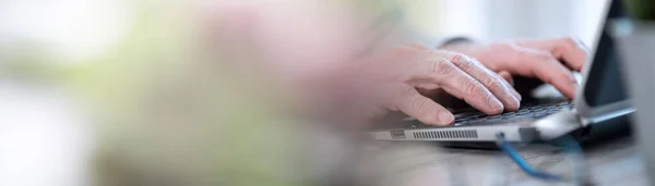 Mani digitando sulla tastiera del computer portatile; banner panoramico — Foto Stock