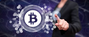 Bir Bitcoin konseptine dokunmadan kadın
