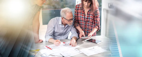 Arkitekter som arbetar med planer; flera exponerings — Stockfoto