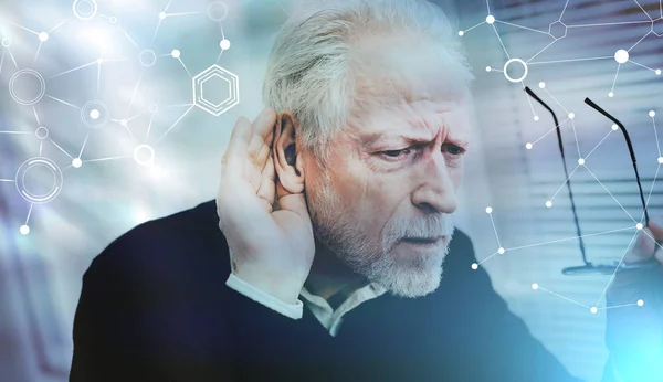 Homem idoso com problemas auditivos; efeito de luz — Fotografia de Stock
