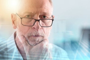 Düşünceli kıdemli işadamı; çoklu pozlama