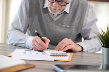 Finansal sonuçlar üzerinde çalışan bir işadamı