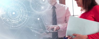 Yönetici asistanı ile çalışan kıdemli müdür; aydın banne