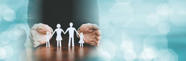 Концепция застрахованной семьи; панорамный баннер — стоковое фото