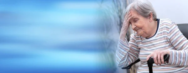 Mujer mayor con dolor de cabeza; pancarta panorámica —  Fotos de Stock