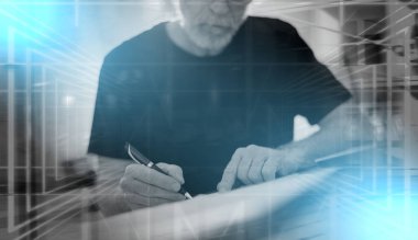 Ofiste çalışan adam, sert ışık etkisi; çoklu pozlama