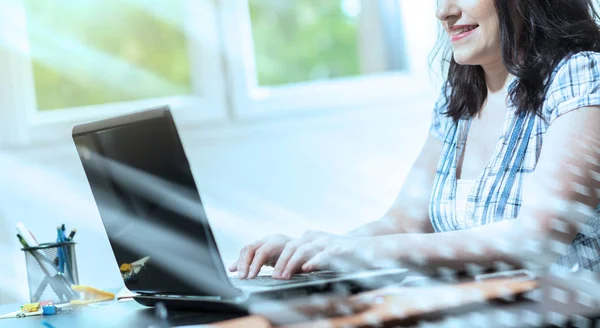 Jovem mulher de negócios atraente trabalhando no laptop, efeito de luz — Fotografia de Stock