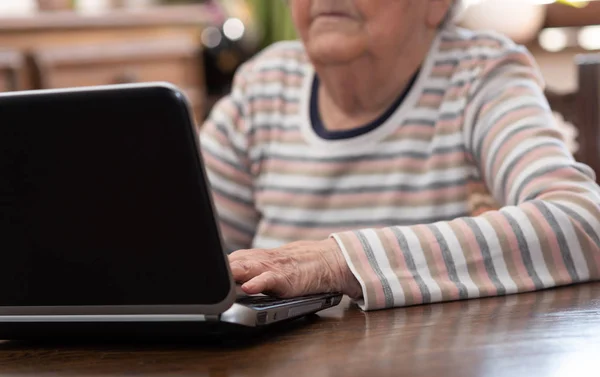 Femmes âgées et nouvelles technologies — Photo