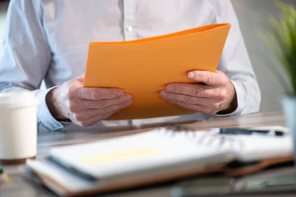 Empresario sosteniendo una carpeta — Foto de Stock