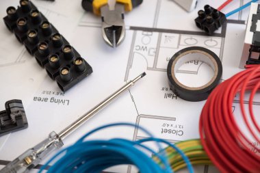 Bir plan üzerinde elektrik malzemesi