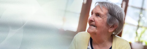 Retrato Uma Mulher Idosa Sorridente Bandeira Panorâmica — Fotografia de Stock