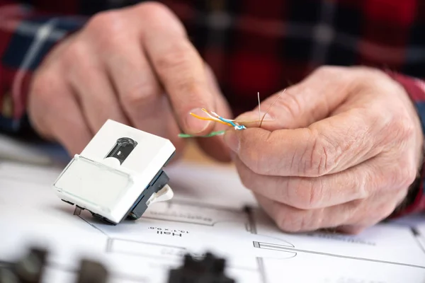 Elektricien Handen Voorbereiden Van Een Internetverbinding — Stockfoto