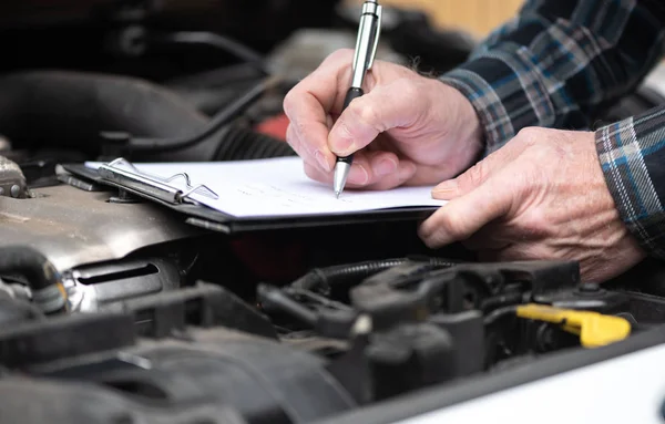 Car Mechanic Checking Car Engine Writing Clipboard — Stock Photo, Image