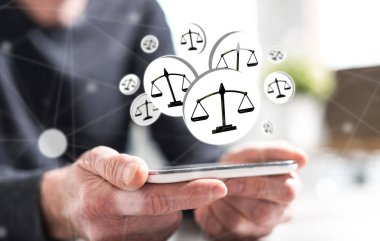 Eşitlik kavramına sahip akıllı telefonu tutan adamın elleri