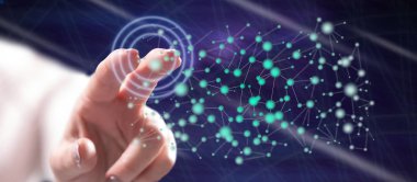 Bir kadın dokunmatik ekranda sanal bir ağa parmağıyla dokunuyor.