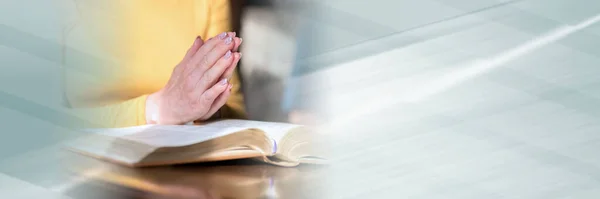 Close Van Vrouw Bidden Met Haar Handen Bijbel Panoramische Banner — Stockfoto