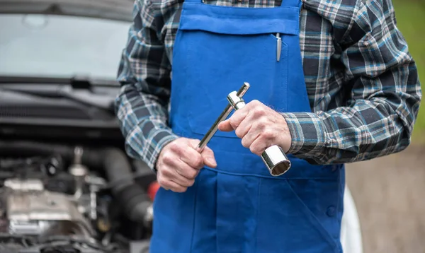 Auto Monteur Holding Tools Met Auto Motor Achtergrond — Stockfoto