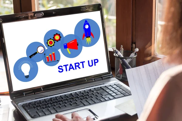 Laptop Screen Showing Start Concept — Stock Photo, Image