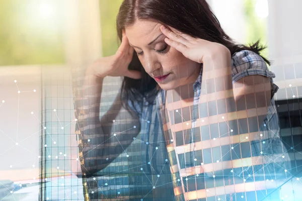 Wanhopige Jonge Zakenvrouw Met Hoofd Handen Aan Het Bureau Meervoudige — Stockfoto