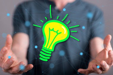 Arka planda bir adamın elleri arasındaki yeşil enerji kavramı